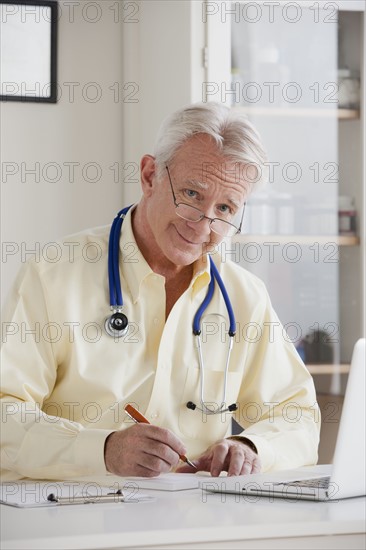 Portrait of senior doctor . 
Photo : Rob Lewine