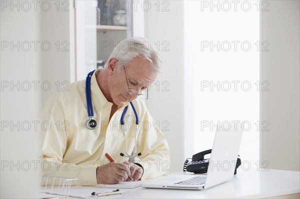 Portrait of senior doctor . 
Photo : Rob Lewine
