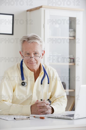 Portrait of senior doctor . 
Photo : Rob Lewine