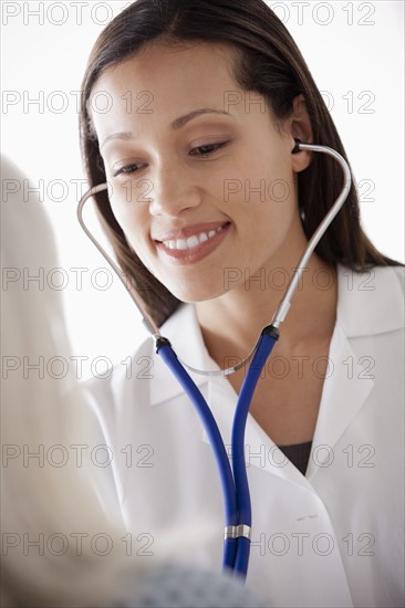 Young doctor examining senior patient. 
Photo : Rob Lewine