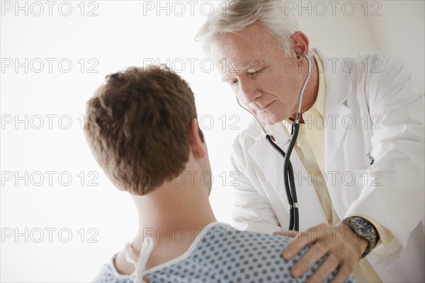 Senior doctor examining patient. 
Photo : Rob Lewine