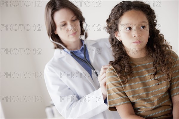 Doctor examining girl (8-9). 
Photo : Rob Lewine