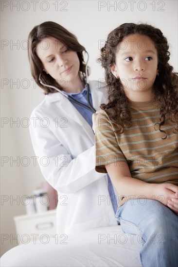 Doctor examining girl (8-9). 
Photo : Rob Lewine
