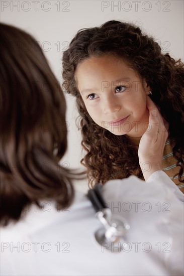 Doctor examining girl (8-9). 
Photo : Rob Lewine