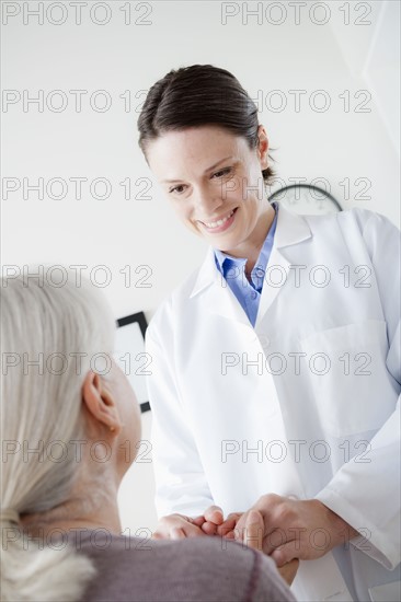 Doctor talking with senior patient. 
Photo: Rob Lewine
