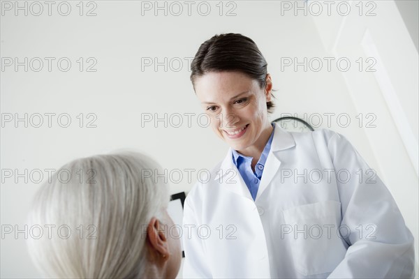 Doctor talking with senior patient. 
Photo : Rob Lewine