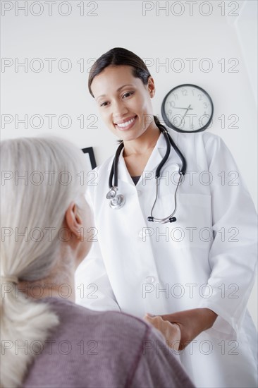 Doctor talking with senior patient. 
Photo : Rob Lewine