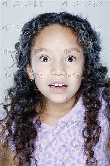 Portrait of surprised girl (8-9), studio shot. 
Photo : Rob Lewine