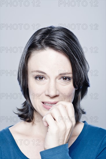 Portrait of worried mid adult woman, studio shot. 
Photo : Rob Lewine