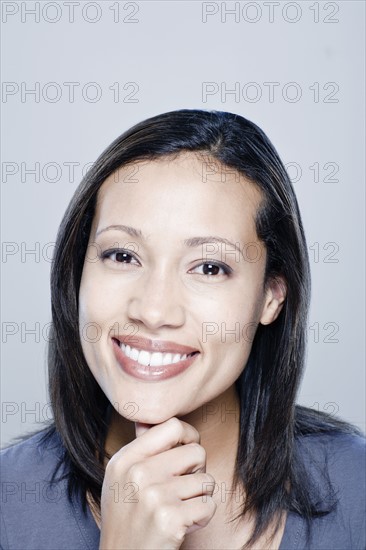 Portrait of happy young woman, studio shot.
Photo : Rob Lewine