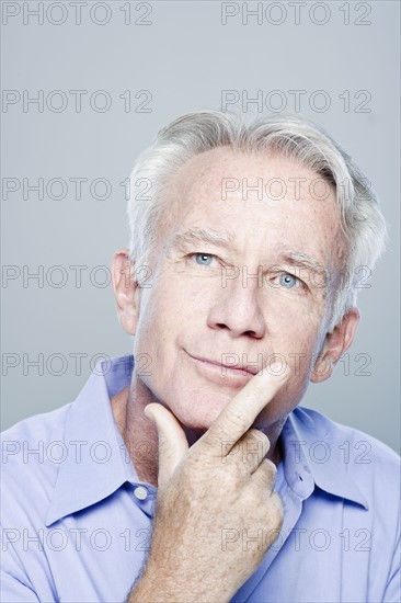 Portrait of thoughtful senior man, studio shot. 
Photo : Rob Lewine
