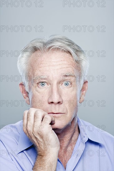 Portrait of worried senior man, studio shot. 
Photo : Rob Lewine