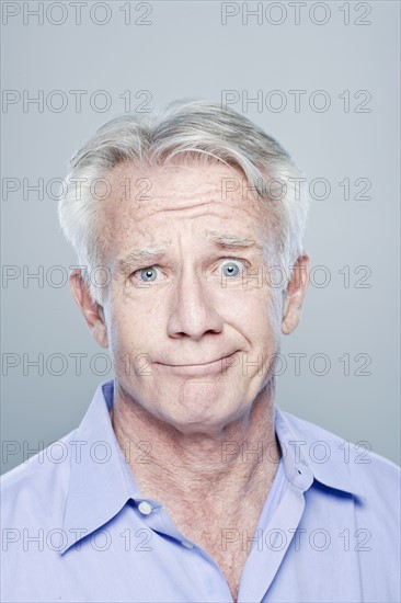 Portrait of confused senior man, studio shot. 
Photo : Rob Lewine