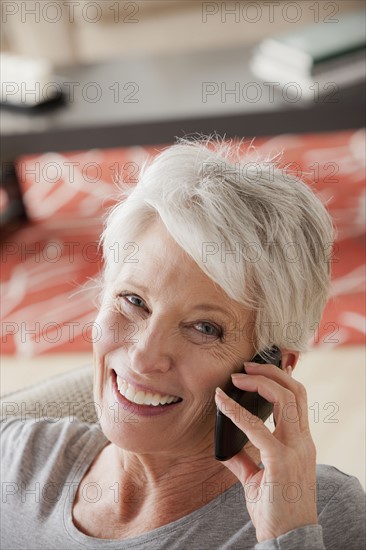 Smiling senior woman using mobile phone. 
Photo : Rob Lewine