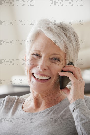 Smiling senior woman using mobile phone. 
Photo : Rob Lewine