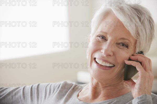 Smiling senior woman using mobile phone. 
Photo : Rob Lewine