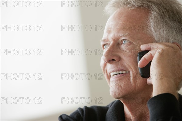 Smiling senior man using mobile phone.
Photo : Rob Lewine