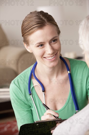 Female nurse with senior patient at home. 
Photo : Rob Lewine