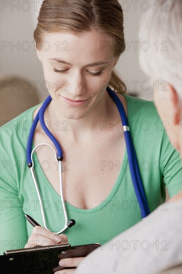 Female nurse with senior patient at home. 
Photo : Rob Lewine