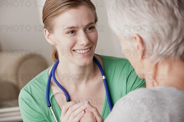 Female nurse with senior patient at home. 
Photo : Rob Lewine