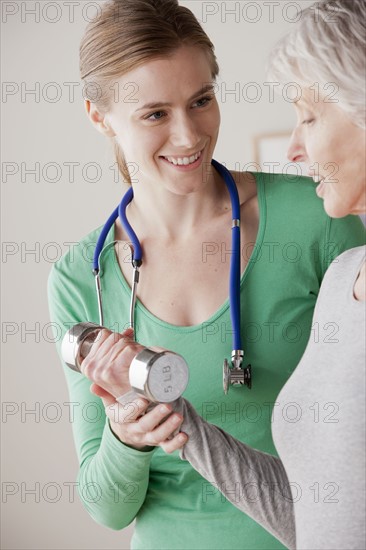 Female nurse with senior patient at home. 
Photo : Rob Lewine