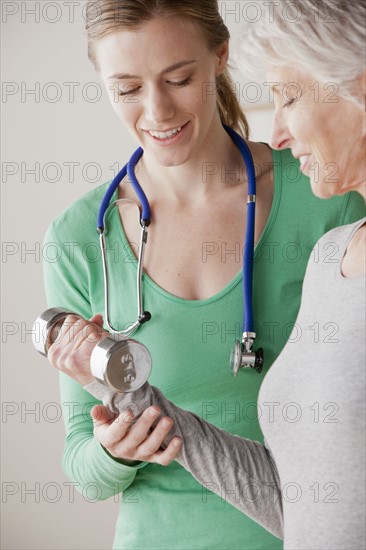 Female nurse with senior patient at home. 
Photo : Rob Lewine