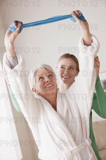 Female nurse with senior patient at home. 
Photo : Rob Lewine