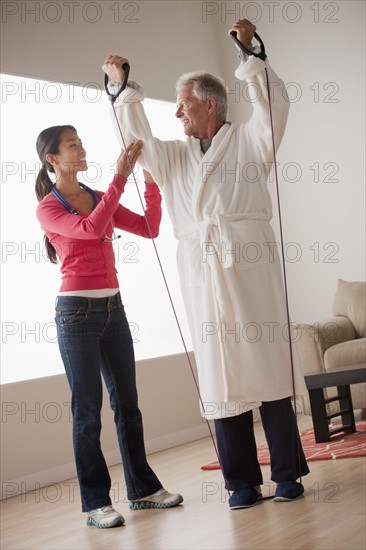 Female nurse with senior patient at home. 
Photo : Rob Lewine