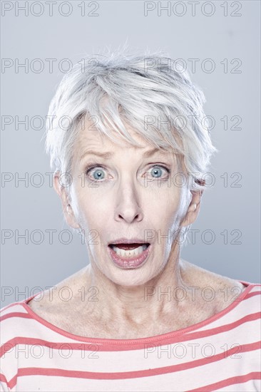 Portrait of surprised senior woman, studio shot. 
Photo : Rob Lewine
