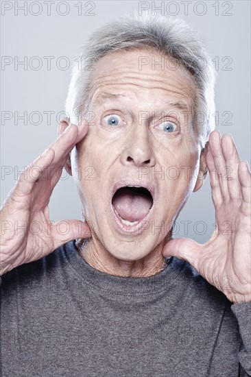 Portrait of screaming senior man, studio shot. 
Photo : Rob Lewine