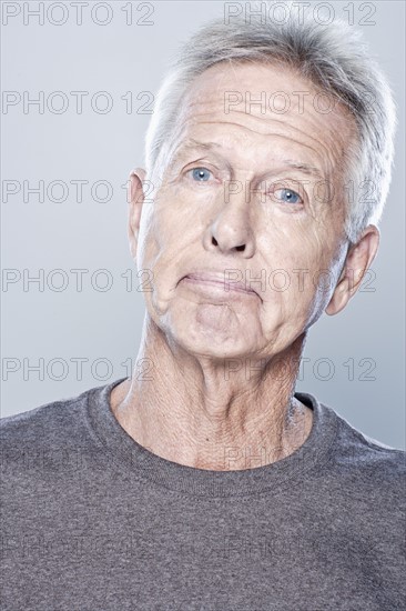 Portrait of confused senior man, studio shot. 
Photo : Rob Lewine