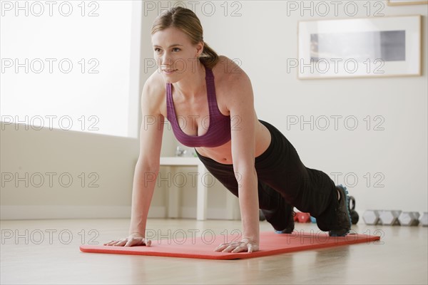 Young woman exercising. 
Photo : Rob Lewine