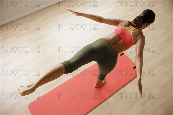 Young woman exercising. 
Photo : Rob Lewine