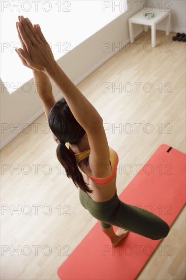 Young woman exercising. 
Photo : Rob Lewine