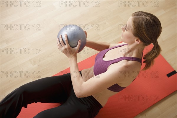 Young woman exercising. 
Photo : Rob Lewine