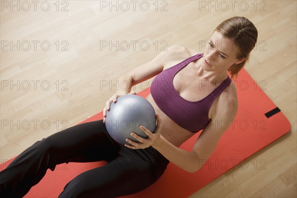 Young woman exercising. 
Photo : Rob Lewine