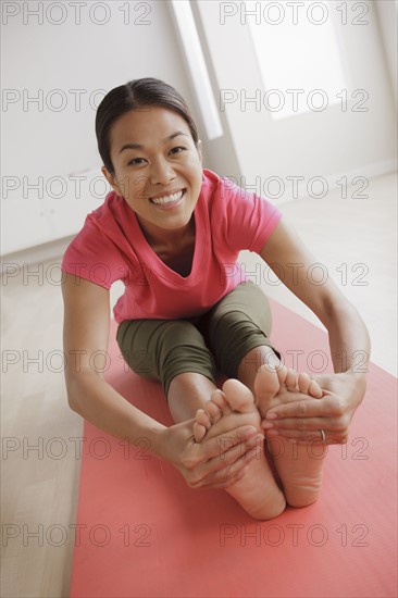 Young woman exercising. 
Photo : Rob Lewine