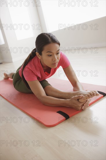 Young woman exercising. 
Photo : Rob Lewine