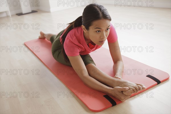 Young woman exercising. 
Photo : Rob Lewine