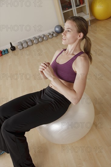 Young woman exercising. 
Photo : Rob Lewine