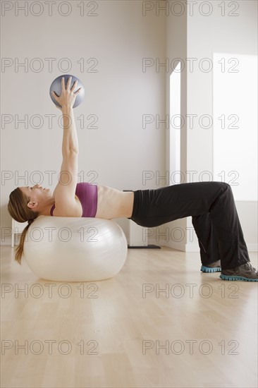 Young woman exercising. 
Photo : Rob Lewine