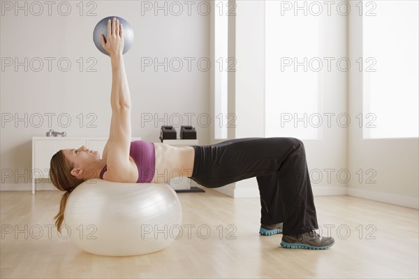 Young woman exercising. 
Photo : Rob Lewine