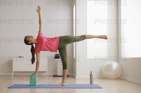 Young woman exercising. 
Photo : Rob Lewine