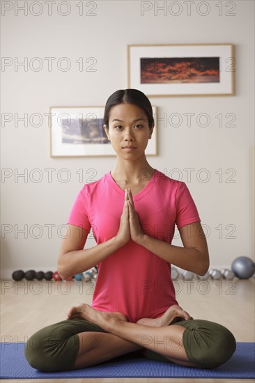 Young woman meditating. 
Photo : Rob Lewine