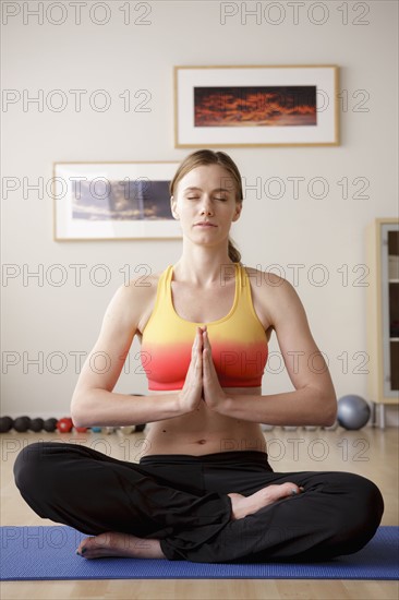 Young woman meditating. 
Photo : Rob Lewine