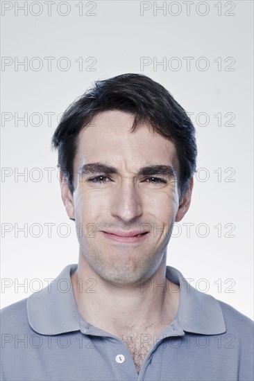 Portrait of confused man, studio shot. 
Photo : Rob Lewine