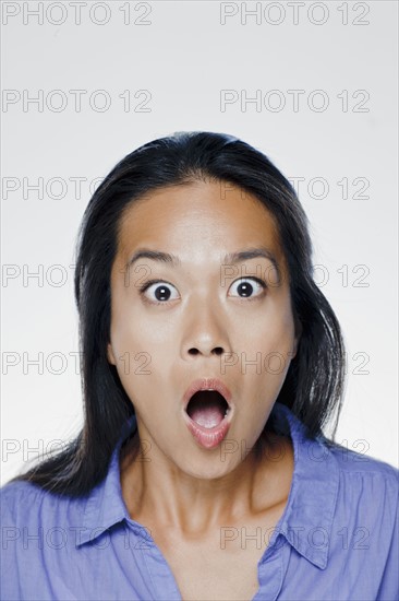 Portrait of surprised young woman, studio shot. 
Photo : Rob Lewine