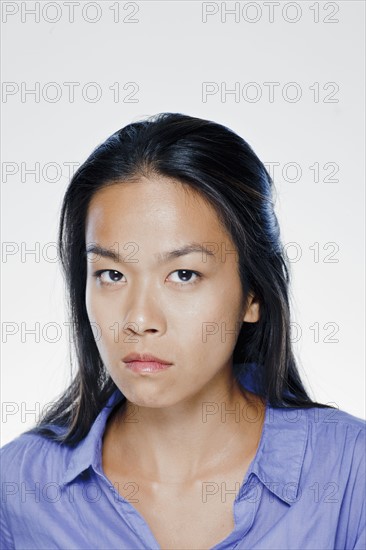 Portrait of angry young woman, studio shot. 
Photo : Rob Lewine