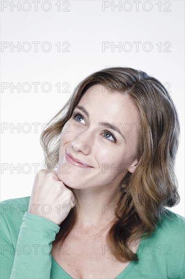 Portrait of smiling young woman, studio shot. 
Photo : Rob Lewine