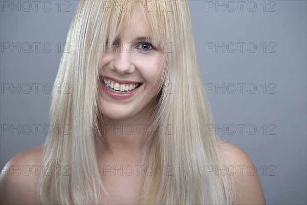 Portrait of young woman with blonde hair, studio shot. 
Photo: Mark de Leeuw